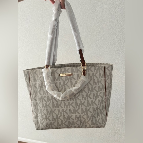 Michael Kors Harper Large Vanilla EW Tote Bag - Brand New - Picture 2 of 15